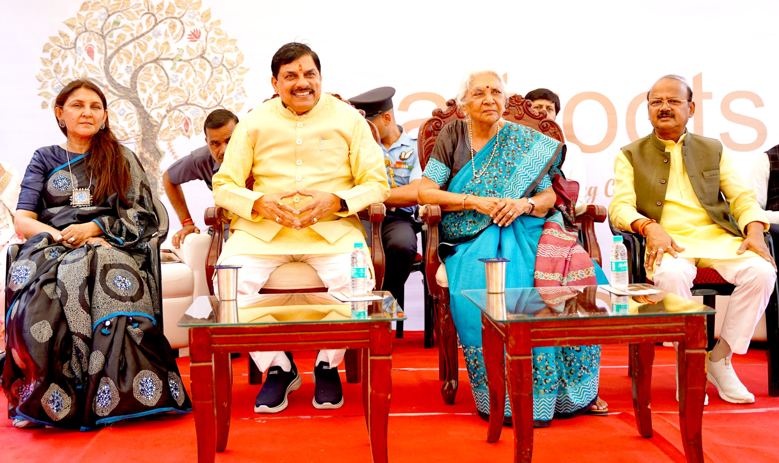 Read more about the article भोपाल में भव्य “क्राफ्टरूट्स” प्रदर्शनी का शुभारंभ, मुख्यमंत्री डॉ. मोहन यादव और उत्तर प्रदेश की राज्यपाल ने बढ़ाया कारीगरों का मनोबल; आनंदीबेन पटेल बोलीं – देश में होना चाहिए एक “क्राफ्ट यूनिवर्सिटी”!