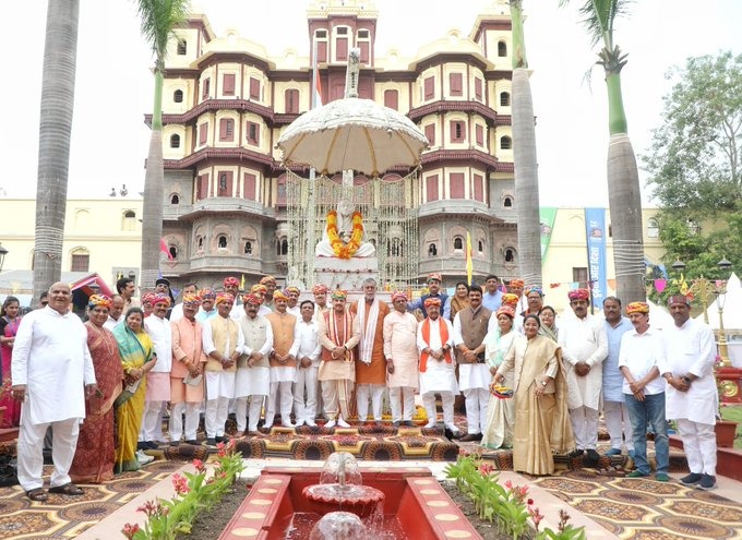 Read more about the article 300वीं जयंती पर देवी अहिल्या को नमन: 79 साल बाद इंदौर बना कैबिनेट बैठक का साक्षी, राजवाड़ा को परंपरागत और आधुनिक सजावट से किया गया सुसज्जित!