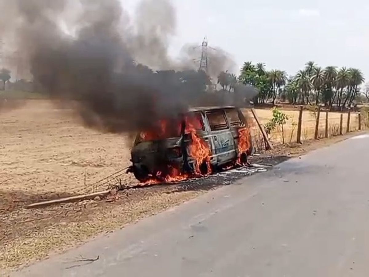 Read more about the article बीना में जलती वैन में फंसा ड्राइवर, जिंदा जलकर मौत: पहचान भी मुश्किल, खेत की फेंसिंग में फंसी थी वैन!