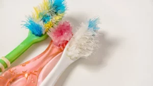 Read more about the article क्या आप भी पुराने टूथब्रश को कचरे में फेंक देते हैं? तो आप कर रहे हैं बड़ी गलती! जानिए कैसे यह छोटा सा ब्रश घर के बड़े-बड़े कामों में बन सकता है आपका स्मार्ट हेल्पर