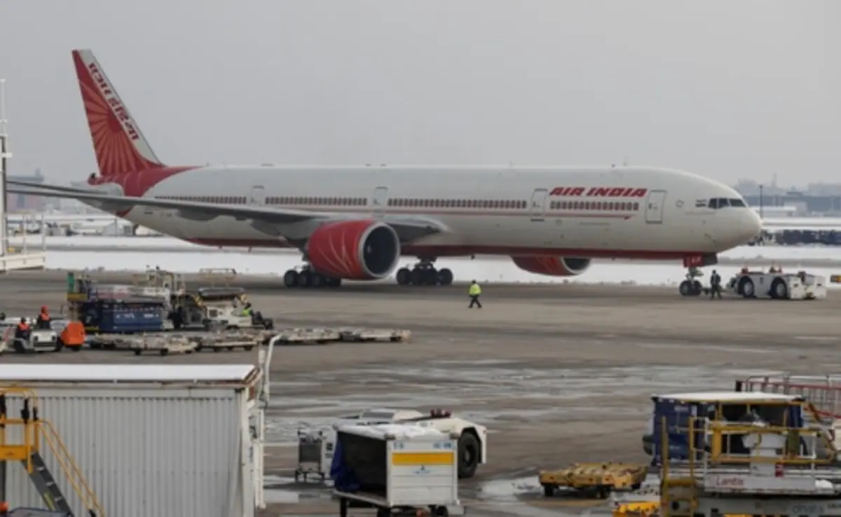 Read more about the article भारत की एयरस्ट्राइक के बाद हवाई सेवाओं पर बड़ा असर: 7 राज्यों के 27 एयरपोर्ट 9 मई तक बंद, 430 फ्लाइट्स कैंसिल; यात्रियों में हड़कंप!