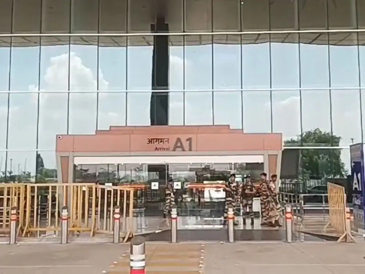 Read more about the article शनिवार को दोबारा यात्रियों के खुला ग्वालियर एयरपोर्ट, कड़ी सतर्कता के बीच दिल्ली के लिए फ्लाइट हुई रवाना: महू में सैनिक छावनी पर कड़ी नजर, घर-घर चल रहा सर्चिंग!