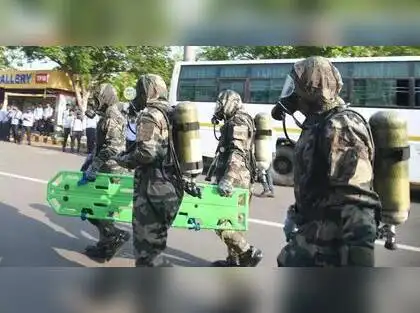 Read more about the article भारत-पाकिस्तान के बीच युद्ध जैसे हालात, बॉर्डर से स्कूल-कॉलेज तक हाई अलर्ट: चंडीगढ़-अंबाला में एयर अटैक अलर्ट, जैसलमेर से गांव खाली कराए गए; गृहमंत्री ने ली बॉर्डर और एयरपोर्ट्स सिक्योरिटी की जानकारी