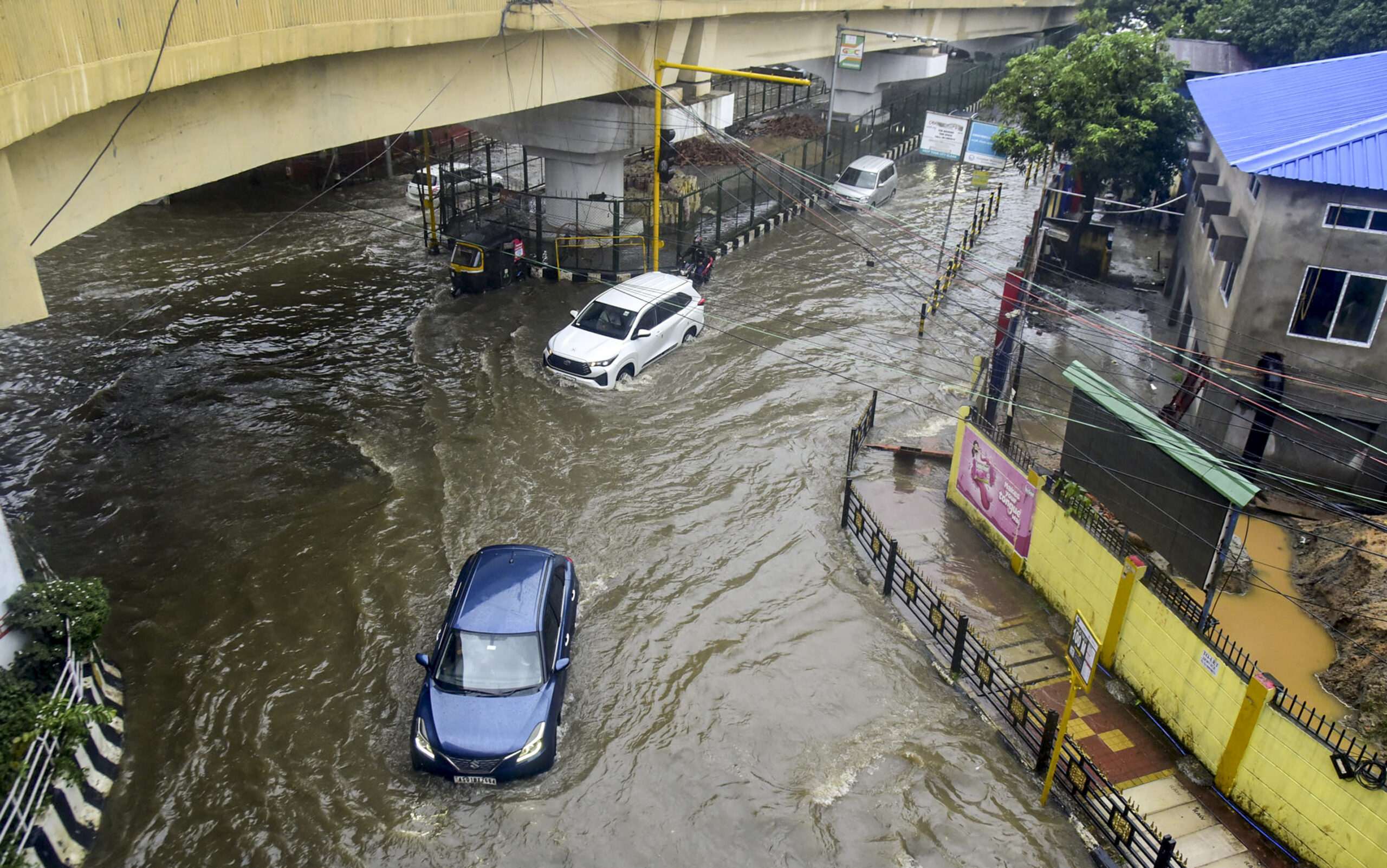 You are currently viewing मानसून की समय से पहले दस्तक ने मचाई तबाही, नॉर्थ ईस्ट राज्यों में भूस्खलन और बाढ़ से हाहाकार; असम में 5 की मौत, मिजोरम में होटल-मकान ढहे!