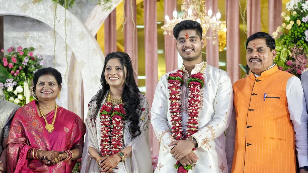 Read more about the article मुख्यमंत्री मोहन यादव के बेटे डॉ. अभिमन्यु की सगाई, खरगोन की डॉ. इशिता बनीं बहू: CM House में सादे समारोह में संपन्न हुई रिंग सेरेमनी, दोनों मेडिकल क्षेत्र से जुड़े हैं!