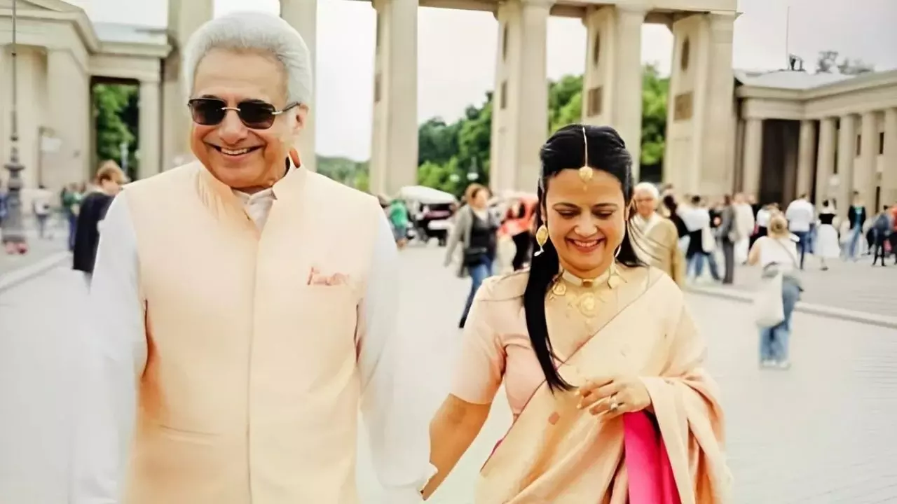 Read more about the article 50 की महुआ, 65 के पिनाकी! महुआ मोइत्रा ने की दूसरी शादी, बीजद नेता पिनाकी मिश्रा बने जीवनसाथी; दोनों की तस्वीर हो रही वायरल!