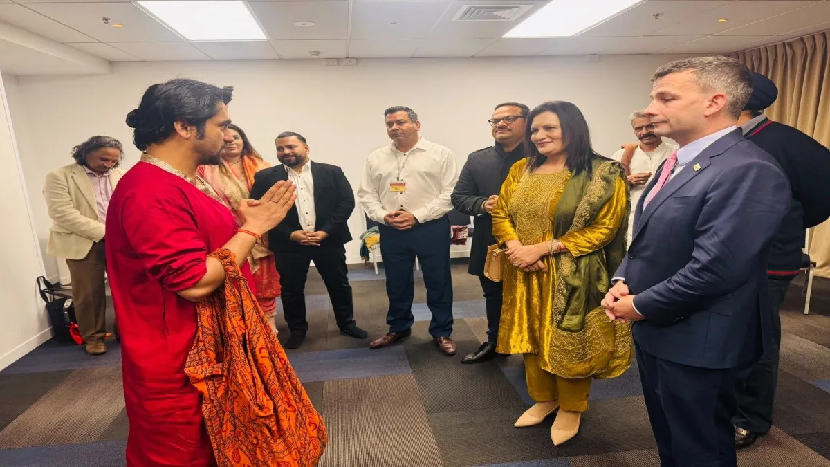 You are currently viewing ऑस्ट्रेलिया, फिजी के बाद न्यूजीलैंड में श्रद्धा की लहर: धीरेंद्र शास्त्री की कथा में पहुंचे न्यूजीलैंड के कार्यवाहक पीएम, मंच पर गाया भारतीय राष्ट्रगान; धीरेंद्र शास्त्री ने दिया विश्व शांति का संदेश!