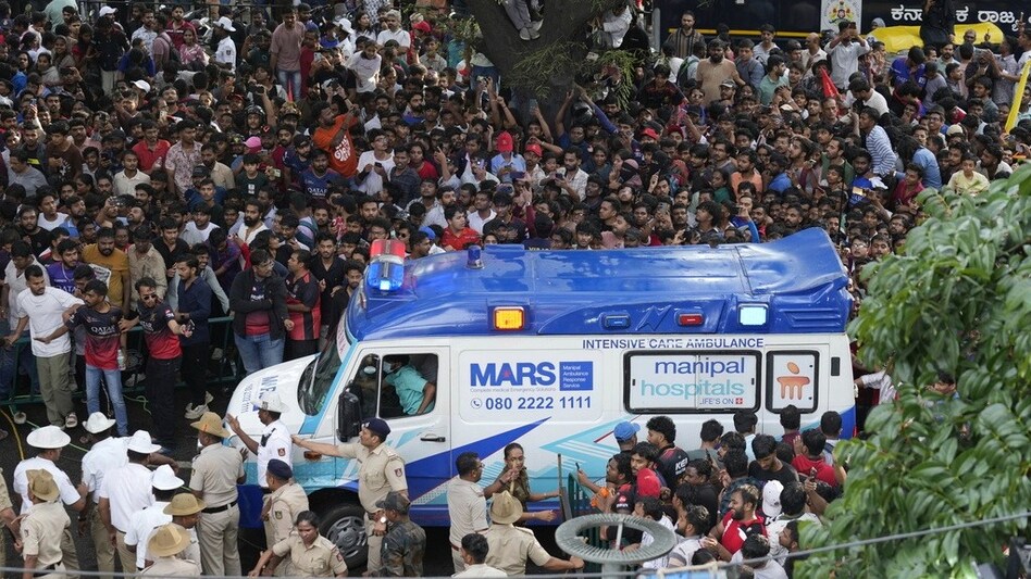 Read more about the article बेंगलुरु भगदड़ कांड: RCB अधिकारी गिरफ्तार, 8 पुलिस अफसर सस्पेंड; हाईकोर्ट तक पहुंचा मामला, अगली सुनवाई 10 जून को!