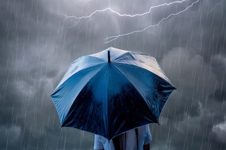 You are currently viewing मध्यप्रदेश में बारिश का प्रकोप: 8 घंटे में 6 इंच बारिश, कई ज़िले जलमग्न; अगले 4 दिन ऑरेंज अलर्ट पर मध्यप्रदेश!