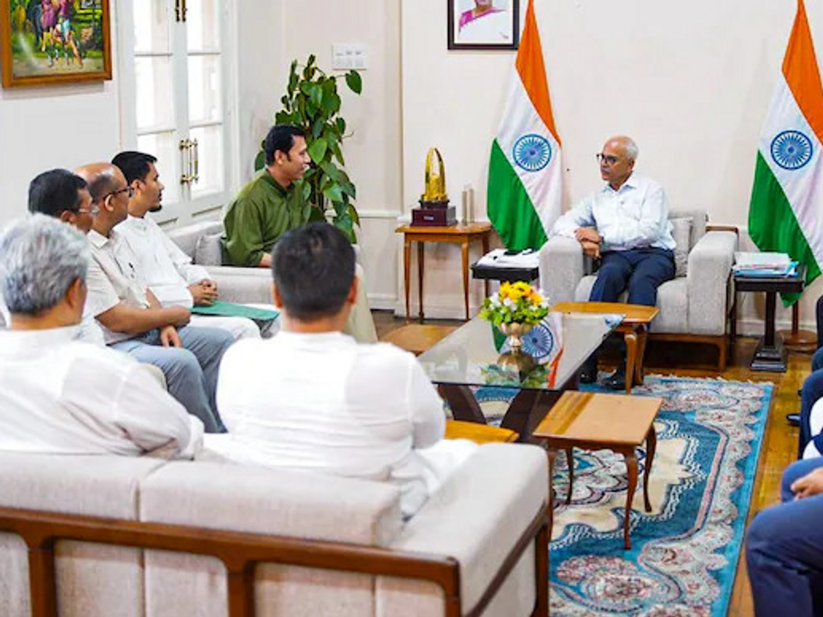 Read more about the article मणिपुर में जातीय हिंसा के बीच सरकार गठन की हलचल तेज, मुख्यमंत्री एन बीरेन सिंह को दरकिनार कर भाजपा विधायकों ने दिखाई एकजुटता; 15 जून तक नई सरकार बनने की उम्मीद!