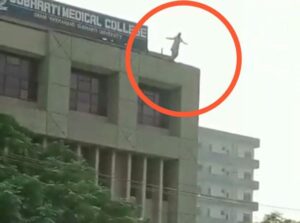 Read more about the article डिप्रेशन में था MBBS छात्र? जबलपुर में मेडिकल स्टूडेंट ने चौथी मंजिल से लगाई छलांग, हालत गंभीर; पुलिस ने शुरू की मामले में जांच!