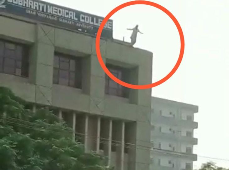 Read more about the article डिप्रेशन में था MBBS छात्र? जबलपुर में मेडिकल स्टूडेंट ने चौथी मंजिल से लगाई छलांग, हालत गंभीर; पुलिस ने शुरू की मामले में जांच!