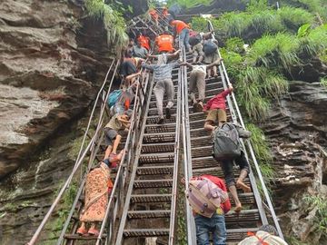 You are currently viewing 19 जुलाई से शुरू हुई नागद्वारी यात्रा : मध्यप्रदेश का अमरनाथ, जहां साल में सिर्फ 10 दिन खुलता है शिवलोक का द्वार; 10 लाख से अधिक श्रद्धालुओं के पहुंचने की संभावना!