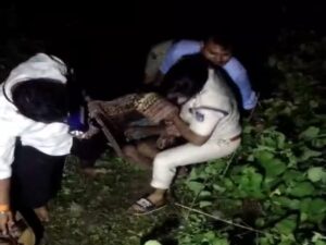 Read more about the article ग्वालियर में दर्दनाक हादसा: कांवड़ियों को कुचलते हुए पलटी तेज़ रफ्तार कार, एक ही परिवार के तीन लोगों समेत चार की मौत!