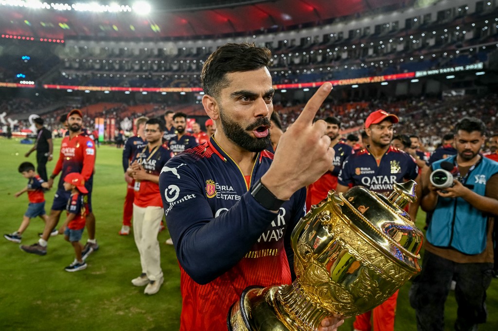 You are currently viewing RCB पर टूटा कानून का शिकंजा: 11 मौतों की जिम्मेदार बताई गई विराट कोहली की टीम – सरकारी जांच रिपोर्ट में बड़ा खुलासा!