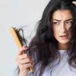 बालों के झड़ने से परेशान रहते हैं तो इसके पीछे की असल वजह और उपचार का पता लगाएं