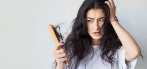 बालों के झड़ने से परेशान रहते हैं तो इसके पीछे की असल वजह और उपचार का पता लगाएं