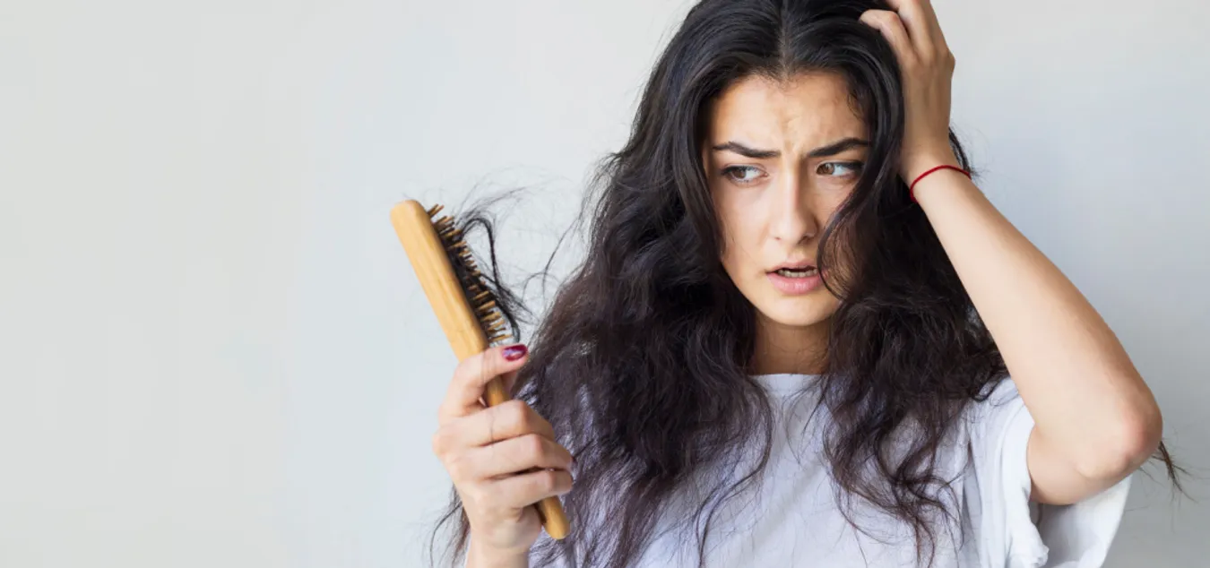 You are currently viewing बालों के झड़ने से परेशान रहते हैं तो इसके पीछे की असल वजह और उपचार का पता लगाएं