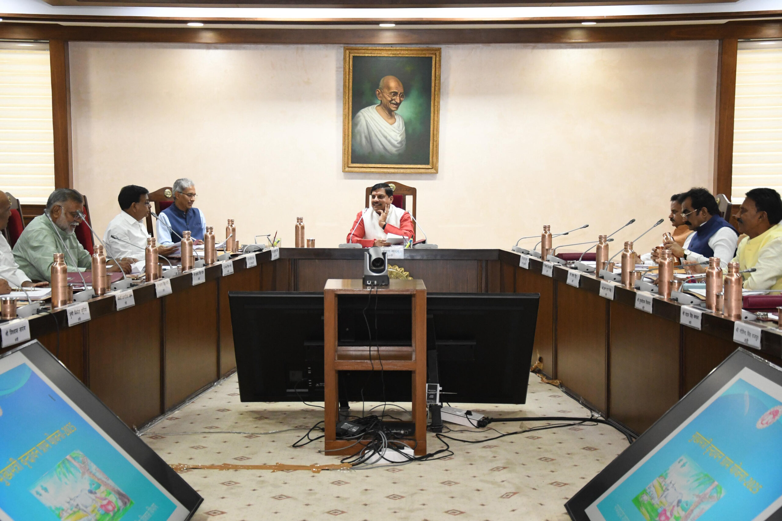 Read more about the article गुजरात के बाद भोपाल बनेगा राष्ट्रीय सुरक्षा शिक्षा का हब, कैबिनेट का बड़ा फैसला: भोपाल में खुलेगा राष्ट्रीय रक्षा विश्वविद्यालय, सरकार ग्रामीण सड़कों पर खर्च करेगी 4572 करोड़ रूपए!