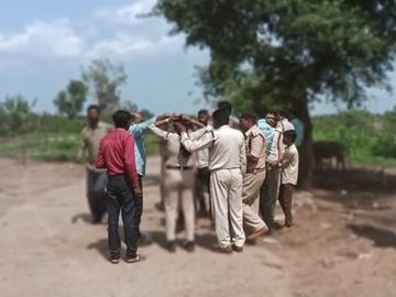 You are currently viewing मैहर में अतिक्रमण हटाने गई महिला कॉन्स्टेबल पर डंडे से हमला, सिक्योरिटी गार्ड को काट खाया; दो महिलाएं आरोपी!