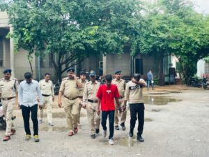 Read more about the article ग्वालियर: पुलिस वर्दी की आड़ में ‘चोर गैंग’ का खुलासा, कॉन्स्टेबल समेत छह गिरफ्तार; लूट कर भाई के लिए जुटा रहा था जमानत के पैसे!