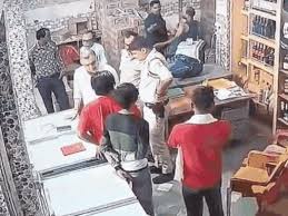 Read more about the article आबकारी अधिकारी ने शराब दुकान सेल्समैन को बेरहमी से पीटा, वायरल हुआ वीडियो; पीड़ित ने कहा– “मैं फरार नहीं, डरा हुआ हूं”!