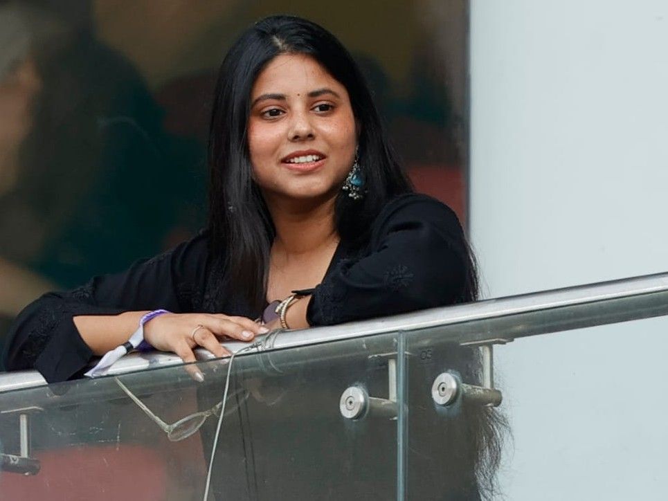 You are currently viewing लखनऊ इकाना स्टेडियम में दिखा रिंकू-प्रिया का रोमांस: विराट स्टाइल में  रिंकू ने प्रिया को दिया फ्लाइंग किस, फैंस बोले- वाह; 8 जून को दोनों की सगाई!