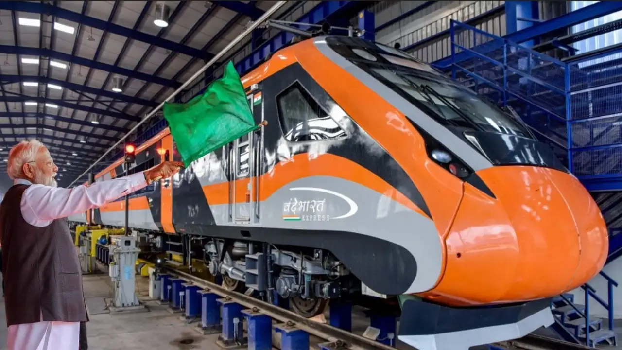 Read more about the article पीएम मोदी का बेंगलुरु दौरा: 22,000 करोड़ की परियोजनाओं का शुभारंभ, तीन वंदे भारत ट्रेनें और यलो मेट्रो लाइन को दी हरी झंडी!