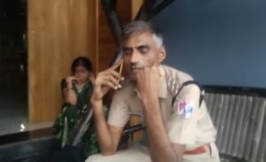 Read more about the article राजा रघुवंशी हत्याकांड: नकली टीआई बनकर घर पहुंचा ठग, परिवार ने रंगे हाथ पकड़ा; पुलिस ने किया गिरफ्तार!