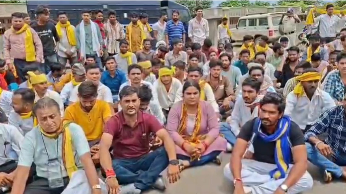 Read more about the article खरगोन आरक्षक पिटाई प्रकरण : 30 घंटे के धरने के बाद आदिवासी समाज ने खत्म किया आंदोलन, अधिकारी निलंबित, जांच जारी