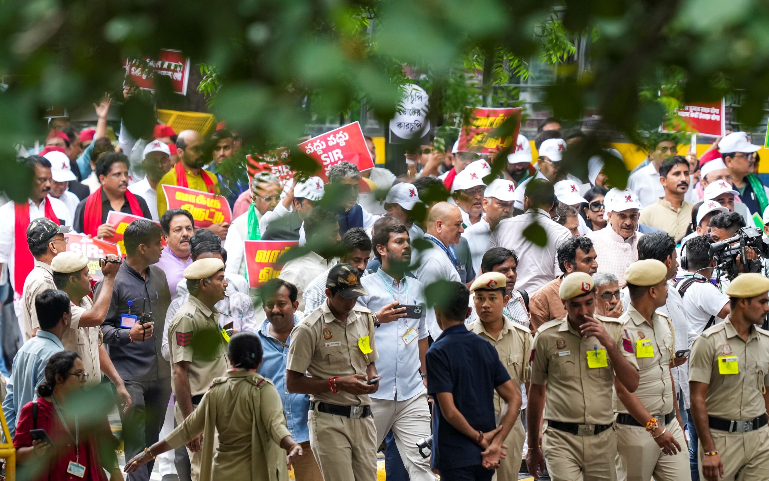 Read more about the article वोटर वेरिफिकेशन विवाद पर गरमाया सियासी माहौल, 300 सांसदों ने संसद से चुनाव आयोग के ऑफिस तक निकाला मार्च: अखिलेश यादव ने फांदा बैरिकेड, राहुल-प्रियंका समेत कई सांसद हिरासत में!