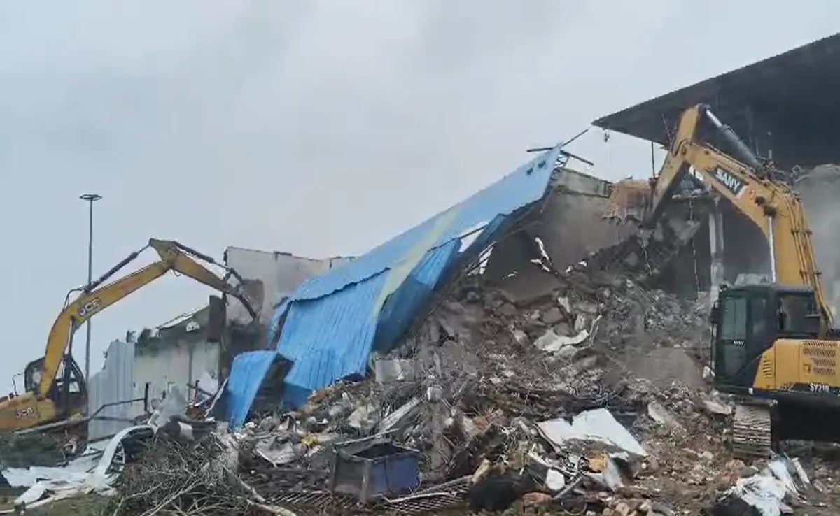 Read more about the article भोपाल में मछली परिवार की 3 मंजिला कोठी पर चला बुलडोजर, अब तक 100 करोड़ से ज्यादा की संपत्ति पर हो चुकी है कार्रवाई; वकील का आरोप – बिना नोटिस हुई कार्रवाई!