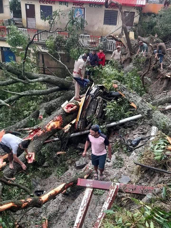 Read more about the article चमोली जिले के थराली में  देर रात बादल फट गया