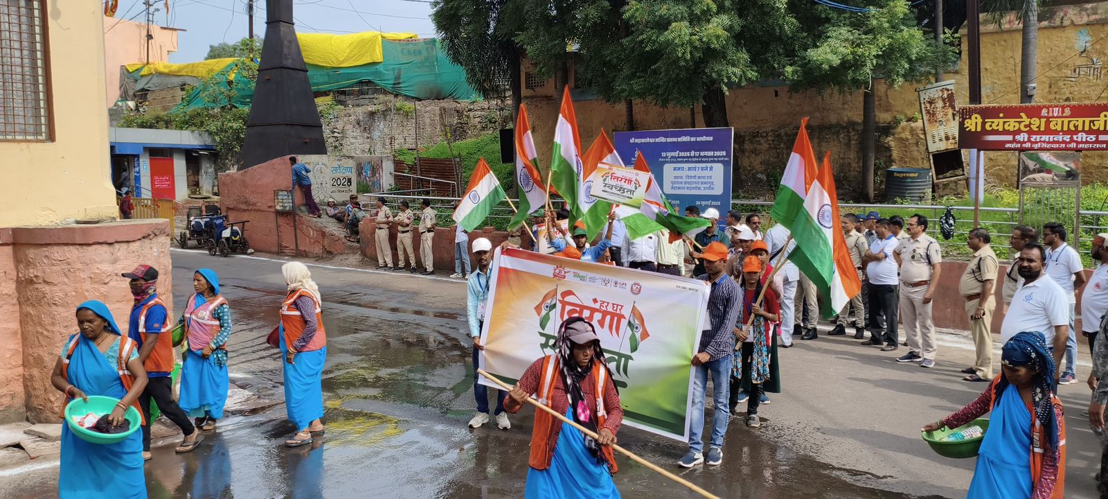 Read more about the article सफाई कर्मियों द्वारा सवारी मार्ग को स्वच्छ कर हर घर तिरंगा हर घर स्वच्छता का संदेश दिया गया