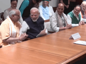 Read more about the article NDA उम्मीदवार सीपी राधाकृष्णन ने उपराष्ट्रपति पद के लिए नामांकन दाखिल किया, विपक्ष से बी सुदर्शन रेड्डी मैदान में; NDA की जीत लगभग तय मानी जा रही!