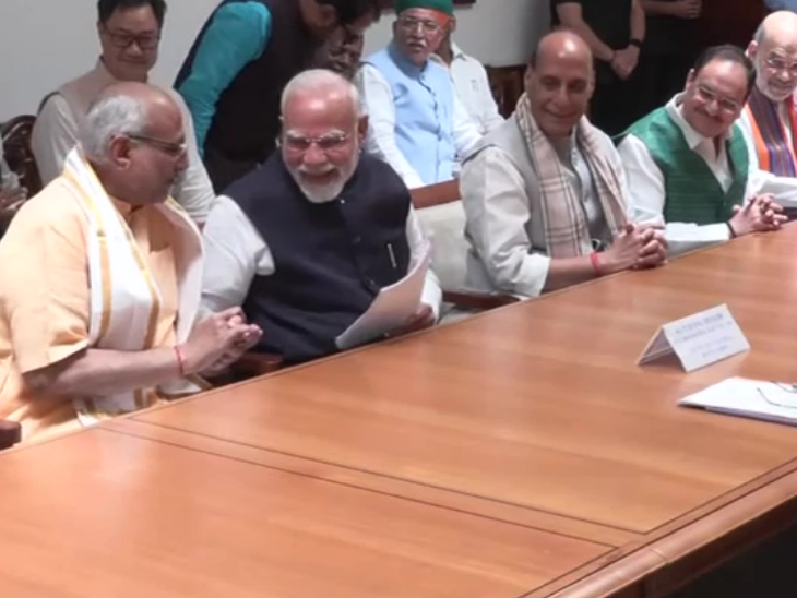 You are currently viewing NDA उम्मीदवार सीपी राधाकृष्णन ने उपराष्ट्रपति पद के लिए नामांकन दाखिल किया, विपक्ष से बी सुदर्शन रेड्डी मैदान में; NDA की जीत लगभग तय मानी जा रही!