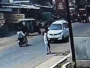 Read more about the article सड़क पर दिनदहाड़े युवक-युवती का अपहरण, CCTV में कैद पूरी वारदात: होटल के सामने युवक-युवती को जबरन गाड़ी में ठूंसा गया, भीम आर्मी पदाधिकारी का नाम आया सामने; जांच में जुटी पुलिस!