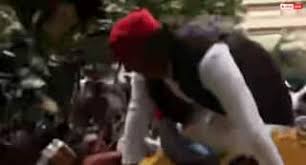 You are currently viewing विपक्षी सांसदों का हल्ला बोल: चुनाव आयोग तक मार्च, राहुल-प्रियंका समेत कई सांसद हिरासत में