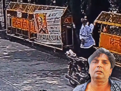 You are currently viewing जनसुनवाई में दिल्ली की CM रेखा गुप्ता पर हमला, गुजरात के शख्स ने खींचा हाथ; सिर पर चोट, हत्या की कोशिश का केस दर्ज!