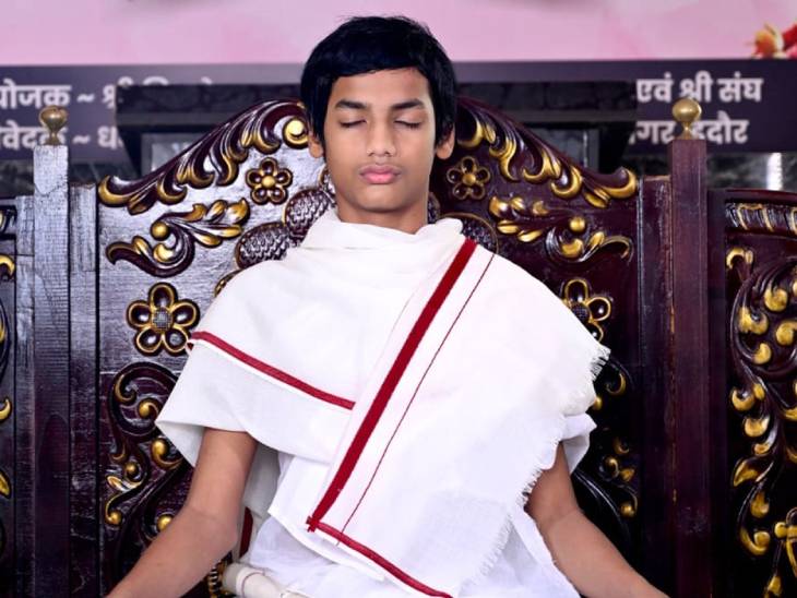 Read more about the article इंदौर में 13 वर्षीय बाल मुनि का चमत्कार: 300 सवालों के जवाब तुरंत, उल्टे और रैंडम क्रम में भी!