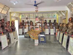 Read more about the article अनोखा मंदिर: जहां एक ही छत के नीचे वीर जवानों से लेकर गांधी–नेहरू तक सबको मिली जगह