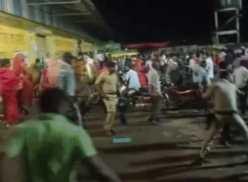 You are currently viewing 24 से 48 घंटे लाइन में खड़े रहे किसान, मंगलवार शाम अचानक काउंटर बंद होने से भड़का आक्रोश: करहिया मंडी में किसानों पर हुआ लाठीचार्ज, पुलिस बोली – हल्का बल प्रयोग किया!