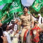 ईद मिलाद उन नबी जुलूस में घोड़े पर बैठे पुलिस अधिकारी हाथ में धार्मिक झंडा लिए नजर आए, SP ने मांगा जवाब; एसडीओपी बोले— “सिर्फ सुरक्षा का निरीक्षण कर रहा था, झंडा किसी ने पकड़ा दिया”!