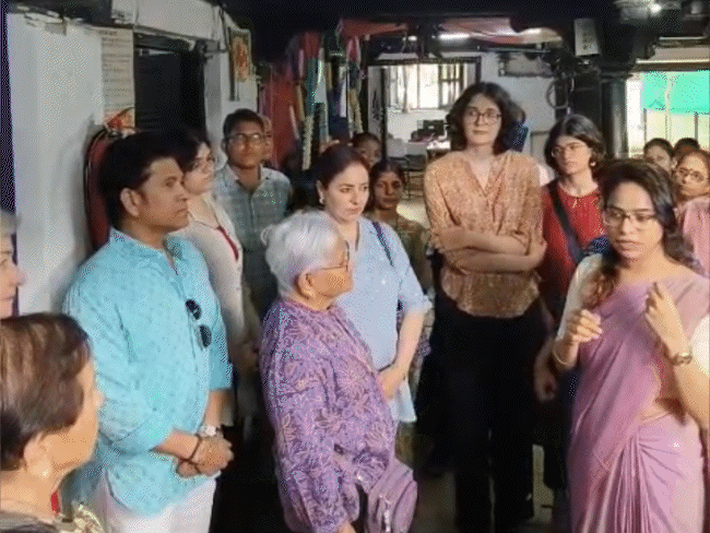 You are currently viewing सचिन तेंदुलकर पहुंचे महेश्वर, बुनकरों से सीखी महेश्वरी साड़ी की बुनाई की बारीकियां: पद्मश्री जगदीश जोशीला ने किया सचिन का सम्मान – शाल और श्रीफल भेंट!