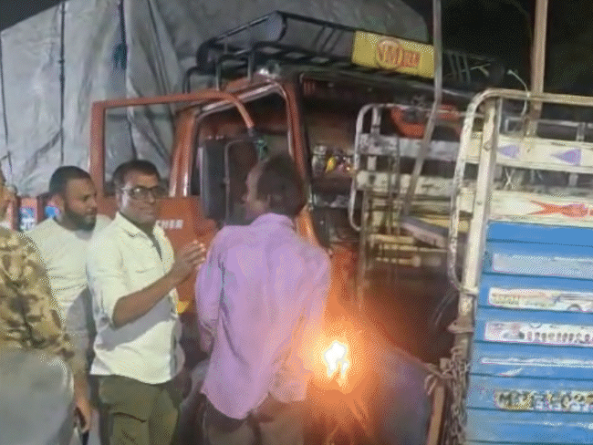 You are currently viewing इंदौर हादसा: नवलखा से टक्कर मारते हुए लोहमंडी ब्रिज तक दौड़ा बेकाबू ट्रक, पुल पर अफरा-तफरी – गनीमत से टला बड़ा हादसा