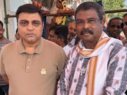 Read more about the article भोपाल का ‘मछली परिवार’ विवाद: भाजपा विधायक का भतीजा आरोपी शारिक के समर्थन में NHRC पहुंचा, ‘मिठाई का डिब्बा’ भी साथ ले गया; कांग्रेस बोली– भाजपा नेताओं से गहरे रिश्ते!