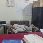 रीवा CMHO ऑफिस बना आरामगाह: ड्यूटी टाइम में लेखापाल AC कमरे में सोते हुए पकड़ा गया, तस्वीर वायरल; कांग्रेस बोली – “ये सरकारी दामाद है”
