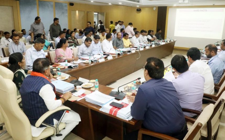 You are currently viewing मंत्रालय में पहली बार हुई बड़ी बैठक: महापौरों ने खोलीं शिकायतों की झड़ी, कहा – “आयुक्त सुनते नहीं”; विजयवर्गीय ने दिया हर 10 दिन में बैठक का आदेश!