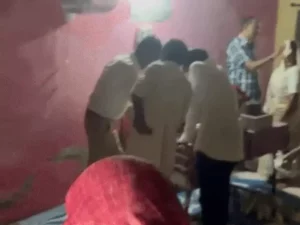 Read more about the article रतलाम में धर्मांतरण का खेल! मेडिकल स्टूडेंट बोला – ‘बीमारी से छुटकारा चाहिए तो ईसाई बनो’, झोपड़ी से बाइबल-क्रॉस बरामद; 3 गिरफ्तार!