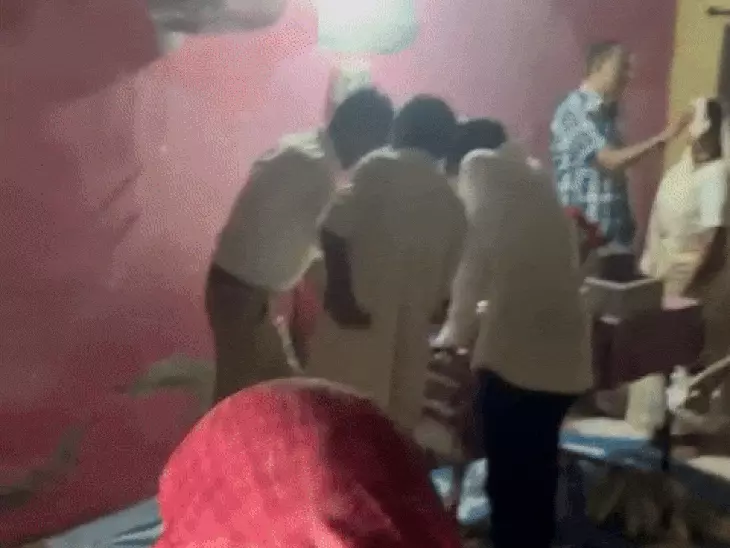 Read more about the article रतलाम में धर्मांतरण का खेल! मेडिकल स्टूडेंट बोला – ‘बीमारी से छुटकारा चाहिए तो ईसाई बनो’, झोपड़ी से बाइबल-क्रॉस बरामद; 3 गिरफ्तार!